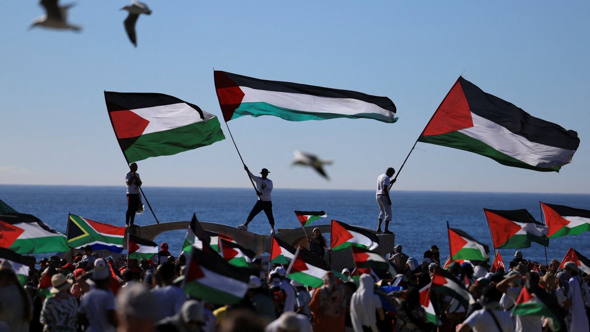 Pro-Palestinian demonstrators hold Palestinian flags, as they take part in a protest against U.S. President Donald Trump&#039;s plan to resettle Palestinians from Gaza, Cape Town, South Africa, Feb. 22, 2025. (Reuters Photo)
