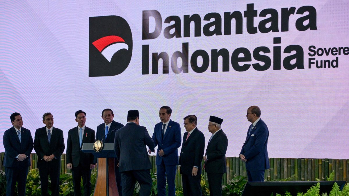 Indonesia&#039;s President Prabowo Subianto (C) shakes hands with former President Joko Widodo during the launch of a sovereign wealth fund known as Daya Anagata Nusantara, or Danantara, Jakarta, Indonesia, Feb. 24, 2025. (AFP Photo)