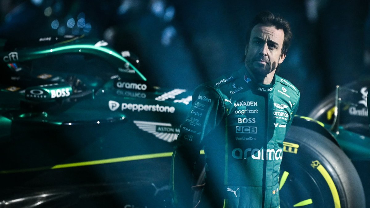 Aston Martin&#039;s driver Fernando Alonso stands by the new Formula One car of Aston Martin Formula One Team during the Formula One - 2025 season launch "F1 75 LIVE” event, London, U.K., Feb. 18, 2025 (AFP Photo)
