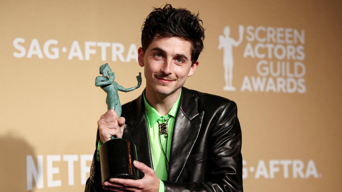 Timothee Chalamet poses with the award for Outstanding Performance by a Male Actor in a Leading Role for &quot;A Complete Unknown&quot; at the 31st Screen Actors Guild Awards, Los Angeles, California, U.S., Feb. 23, 2025. (Reuters Photo)