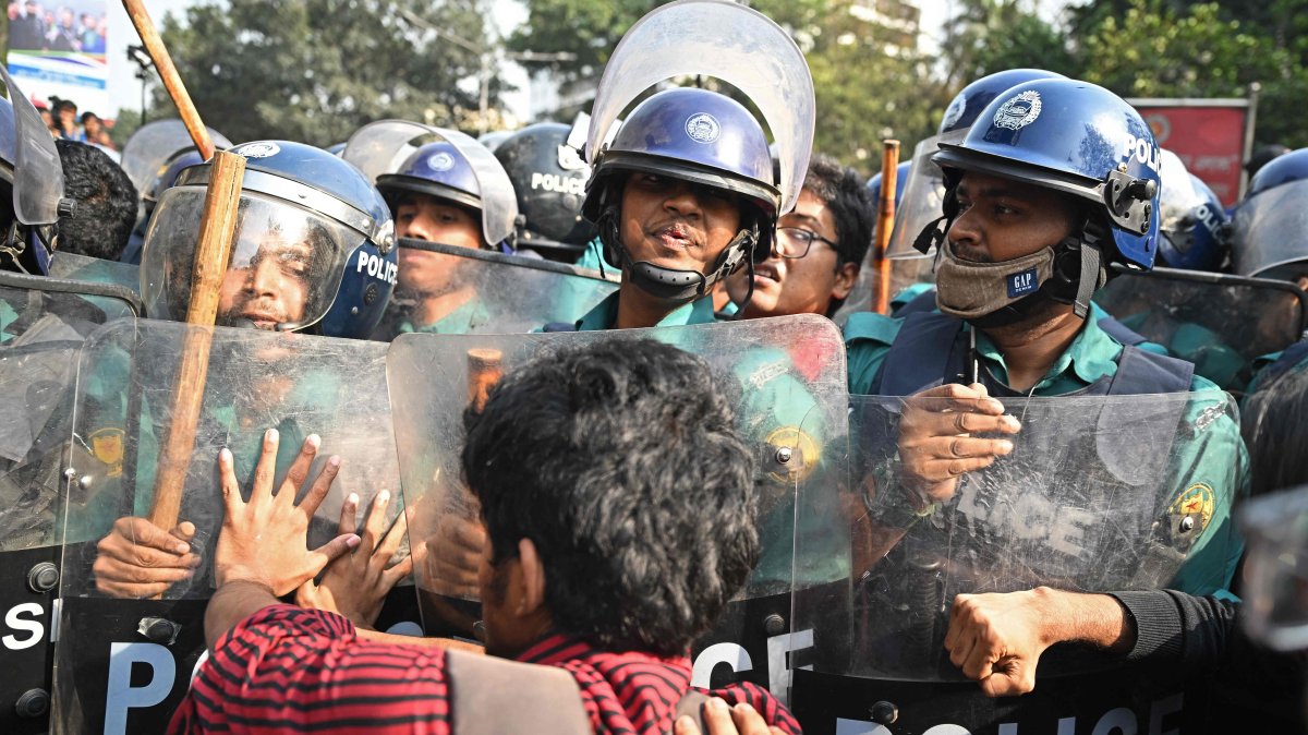 A demonstrator clashes with police during a protest march near the Home Ministry, demanding action against recent spate of crime, Dhaka, Bangladesh, Feb. 24, 2025. (AFP Photo)