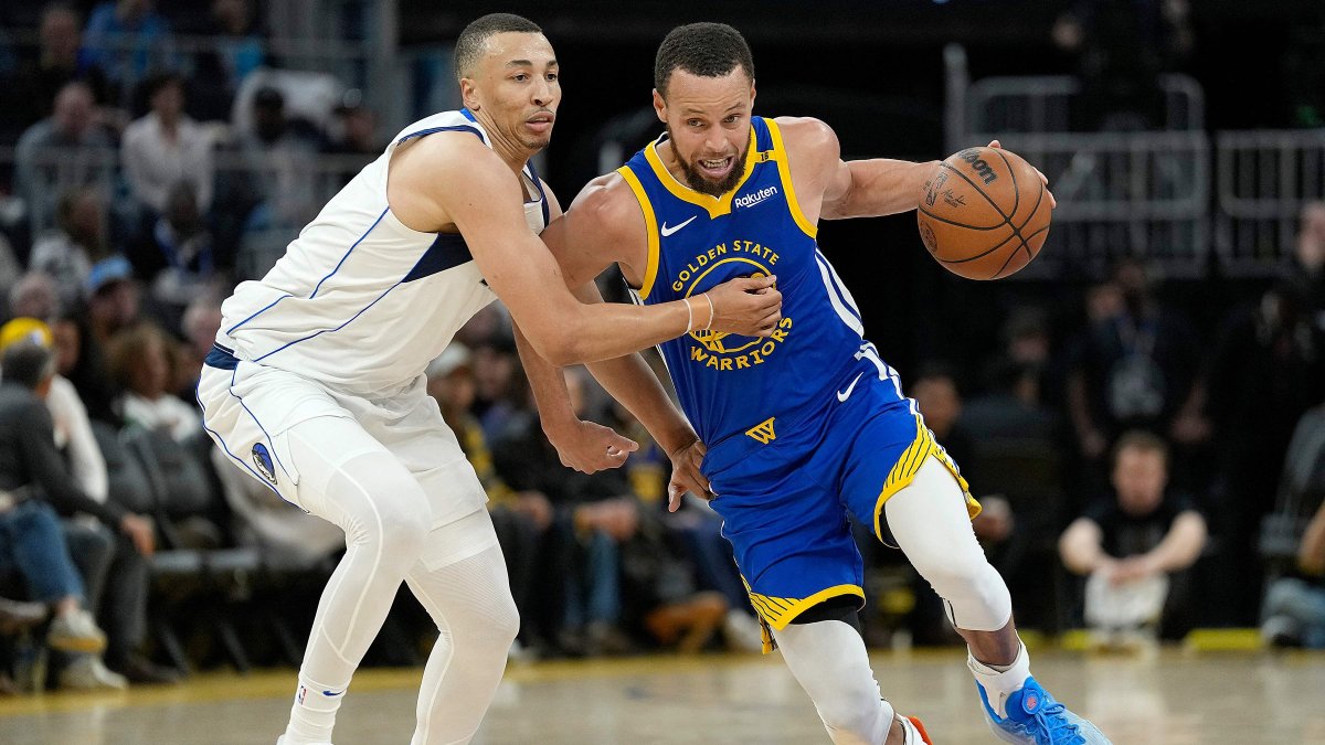 Golden State Warriors&#039; Stephen Curry (R) drives the ball past Dallas Mavericks&#039; Dante Exum during the second half at Chase Center, San Francisco, California, U.S., Feb. 23, 2025. (AFP Photo)