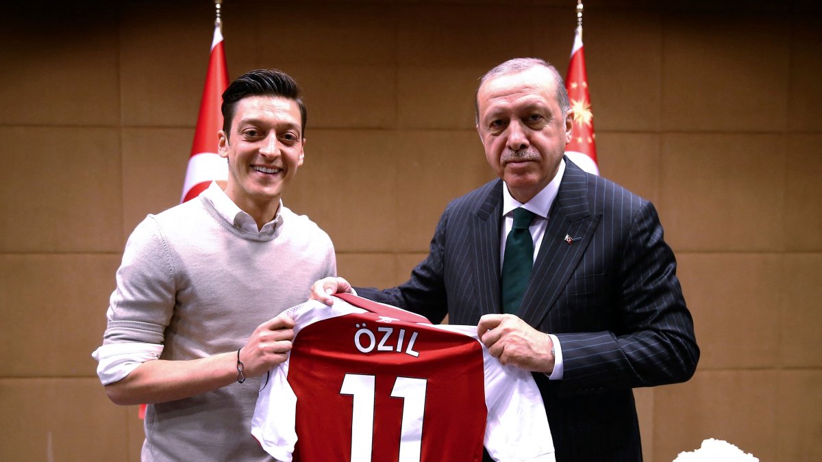 President Recep Tayyip Erdoğan (R) poses for a photo with German footballer of Turkish origin Mesut Özil (L), London, Britain, May 13, 2018. (AFP Photo)