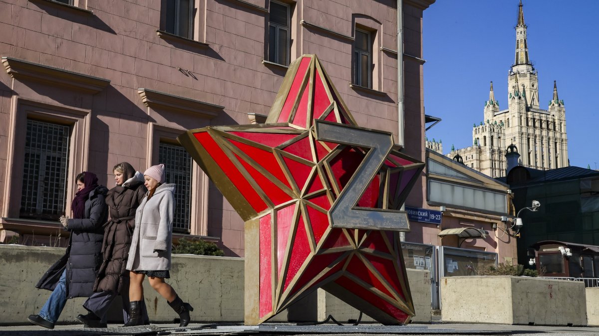 People walk past an installation depicting a red star with a Russian army symbol in front of the main building of the U.S. Embassy in Moscow, Russia, Feb. 24, 2025. (EPA Photo)