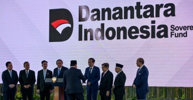 Indonesia&#039;s President Prabowo Subianto (C) shakes hands with former President Joko Widodo during the launch of a sovereign wealth fund known as Daya Anagata Nusantara, or Danantara, Jakarta, Indonesia, Feb. 24, 2025. (AFP Photo)