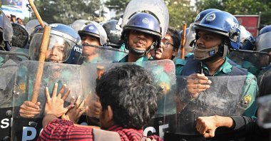 A demonstrator clashes with police during a protest march near the Home Ministry, demanding action against recent spate of crime, Dhaka, Bangladesh, Feb. 24, 2025. (AFP Photo)