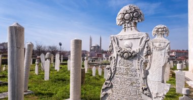 Ottoman gravestones with the Selimiye Mosque in the background, Edirne, Türkiye, March 9, 2019. (Shutterstock Photo)