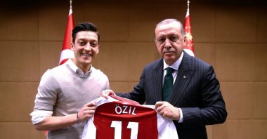 President Recep Tayyip Erdoğan (R) poses for a photo with German footballer of Turkish origin Mesut Özil (L), London, Britain, May 13, 2018. (AFP Photo)