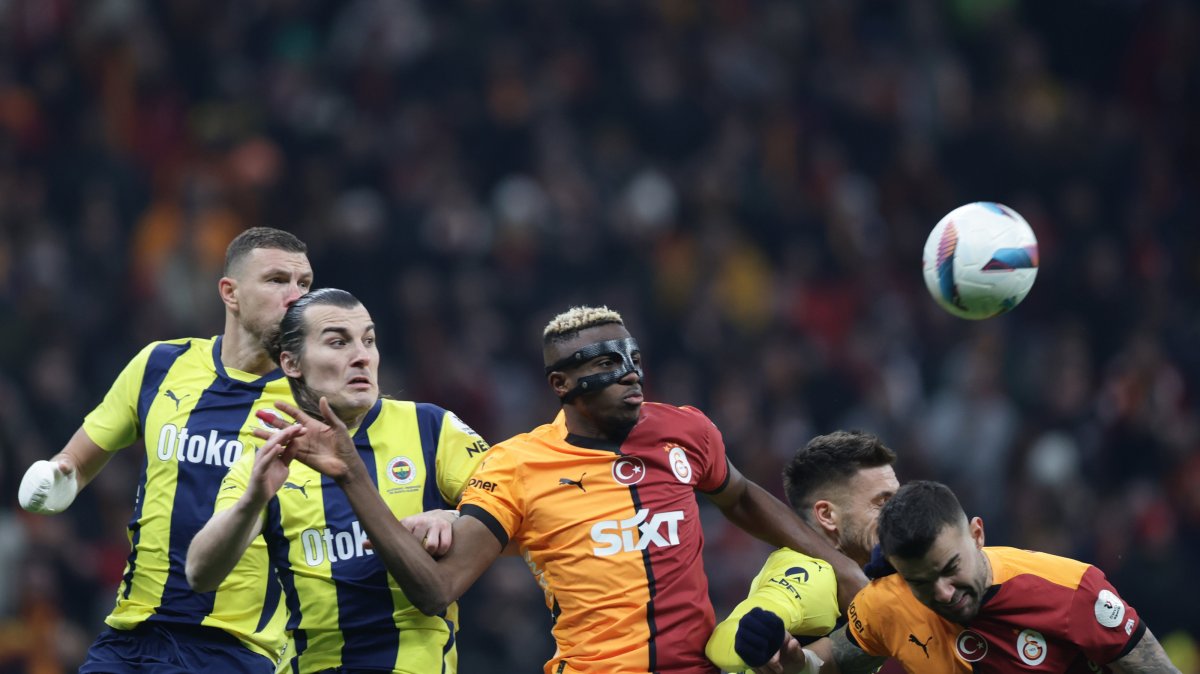 Galatasaray&#039;s Victor Osimhen (C) in action against Fenerbahçe&#039;s Çağlar Söyüncü (2nd L) during the Turkish Süper Lig derby match at RAMS Park, Istanbul, Türkiye, Feb. 24, 2025. (EPA Photo)