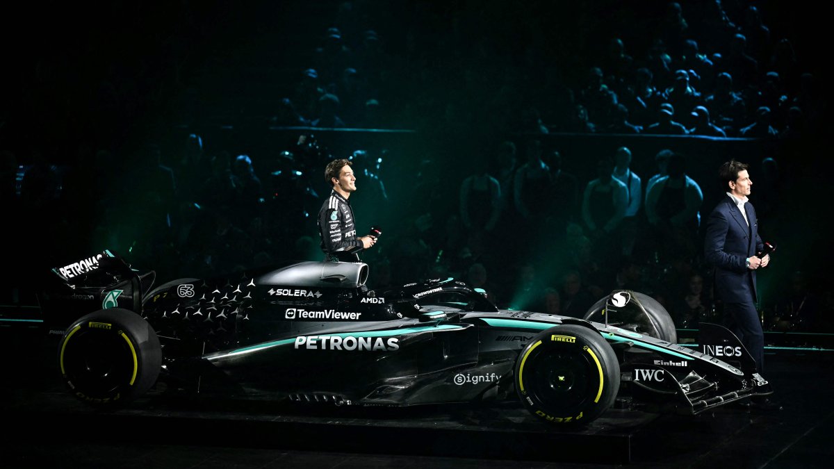 Mercedes&#039; British driver George Russell (C) and Mercedes&#039; Austrian team principal Toto Wolff walk past the new Formula One car of Mercedes Formula One Team during the Formula One 2025 season launch "F1 75 LIVE” event at the O2, London, U.K., Feb. 18, 2025. (AFP Photo)