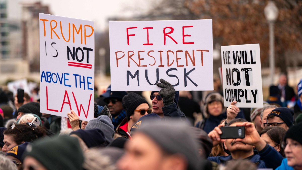 People hold signs as they gather for a &quot;Save the Civil Service&quot; rally hosted by the American Federation of Government Employees (AFGE) outside the U.S. Capitol, in Washington, U.S., Feb. 11, 2025. (AFP Photo)