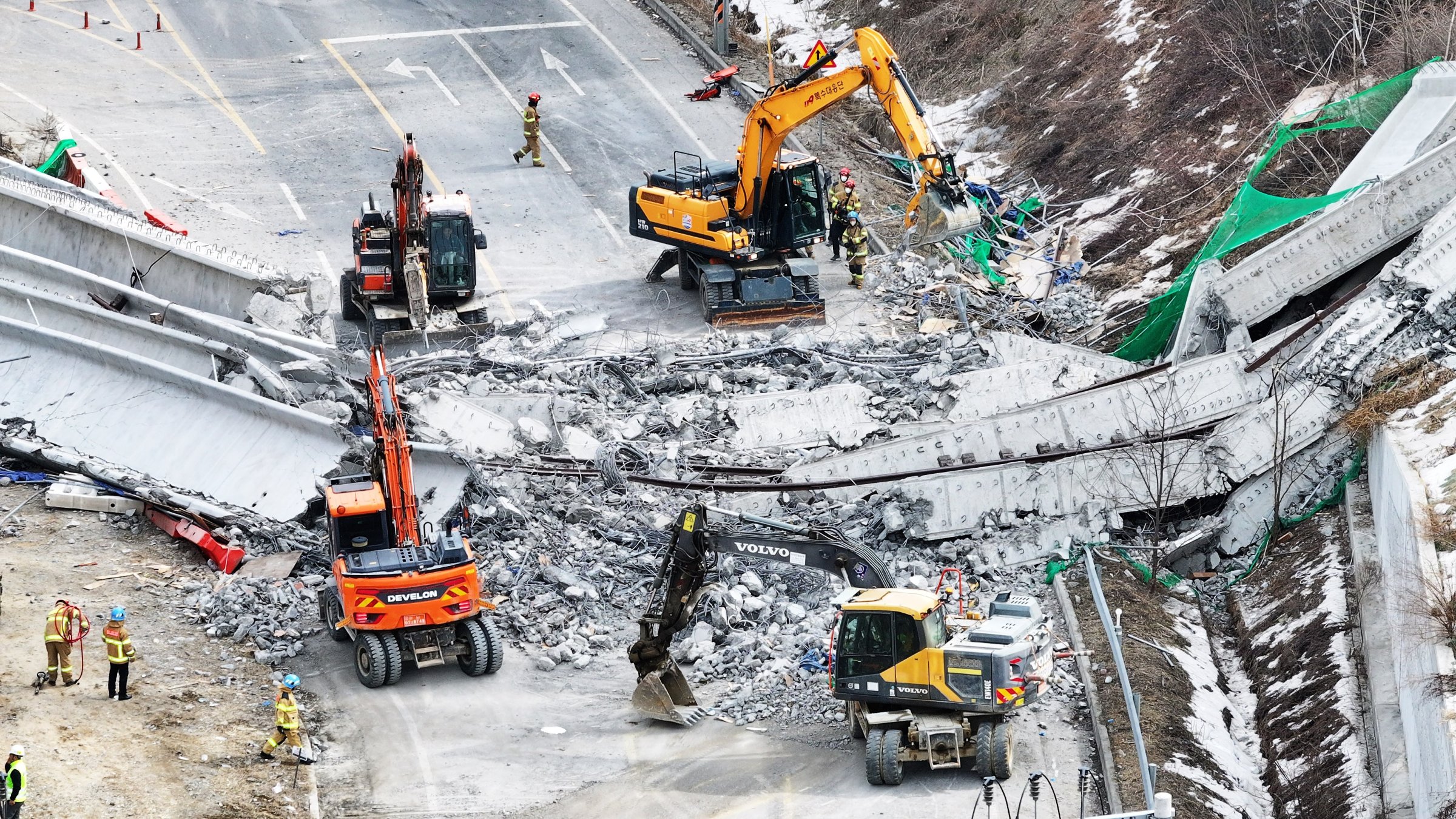 Rescuers work at the construction site of a bridge on the Seoul-Sejong expressway after it collapsed earlier in the day, leaving three workers dead and five others injured, Anseong, South Korea, Feb. 25, 2025. (EPA Photo)