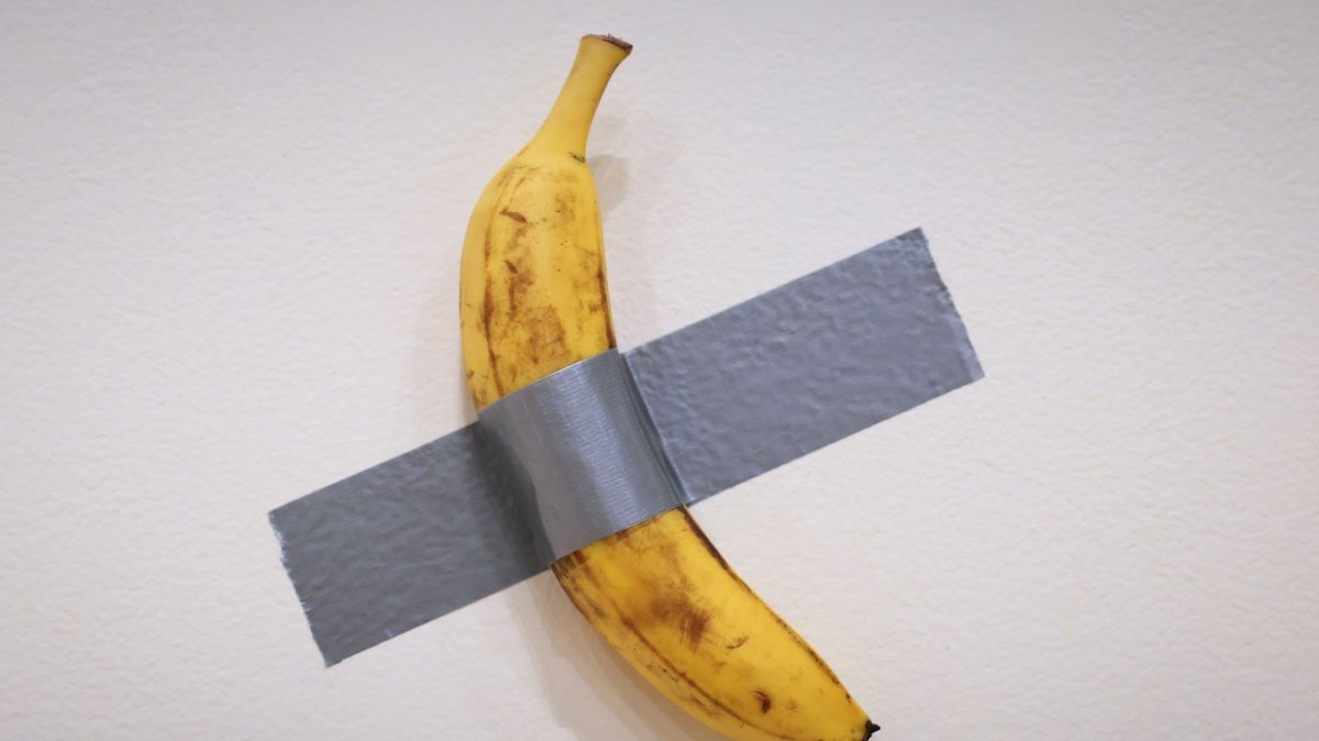 Italian visual artist Maurizio Cattelan&#039;s duct-taped Banana entitled &quot;Comedian&quot; is on display during a media preview at Sotheby&#039;s in New York, U.S., Nov. 8, 2024. (AFP Photo)