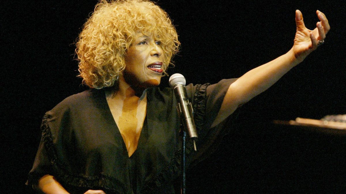 U.S. singer Roberta Flack performs at the 40th Jazzaldia festival in the Basque city of San Sebastian, Spain, July 23, 2005. (AFP Photo)