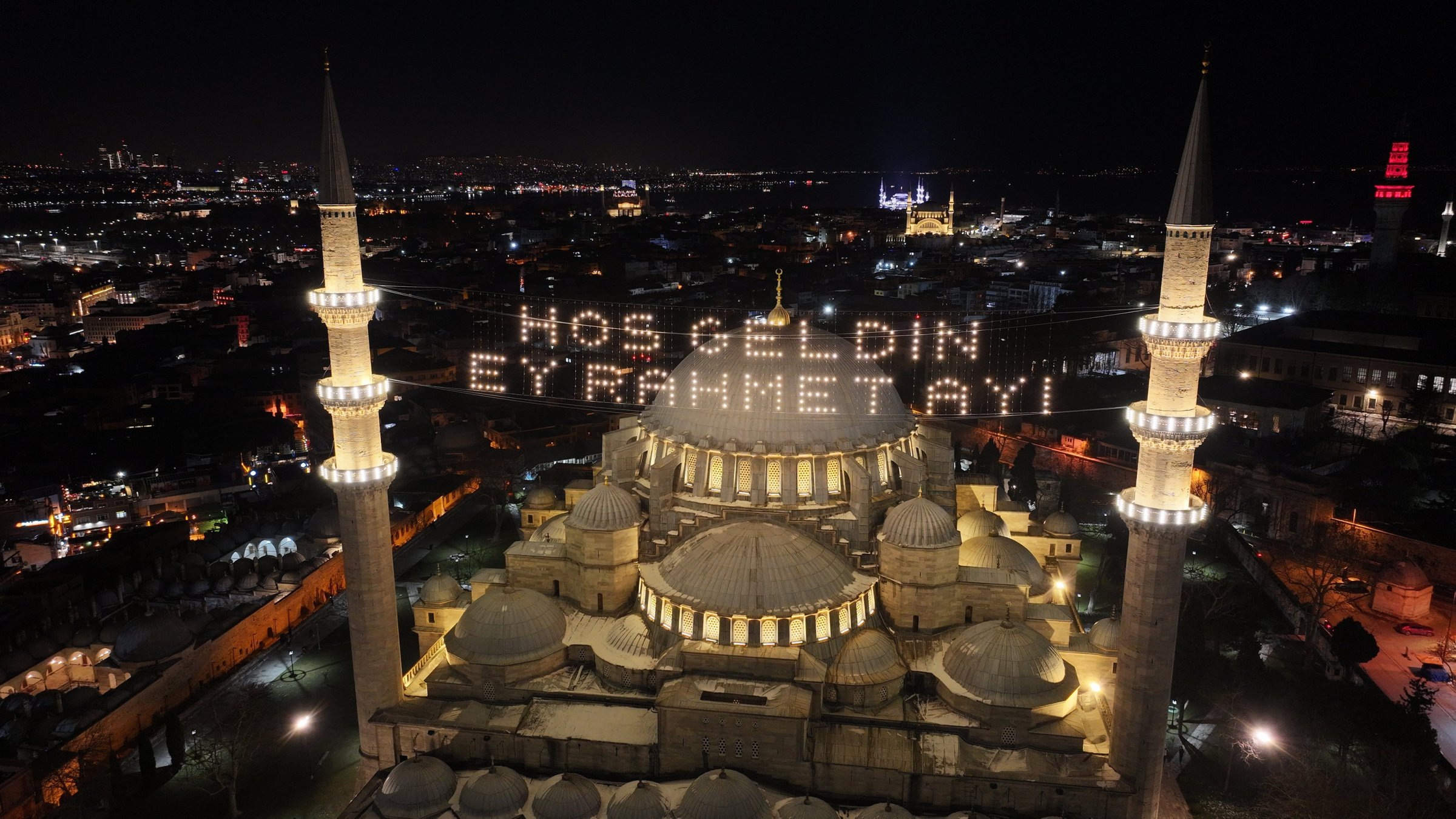 Mahya lights up the Süleymaniye Mosque with the message &quot;Hoş Geldin Ey Rahmet Ayı,&quot; meaning &quot;Welcome, O Month of Mercy,&quot; Istanbul, Türkiye, Feb. 25, 2025. (AA Photo)