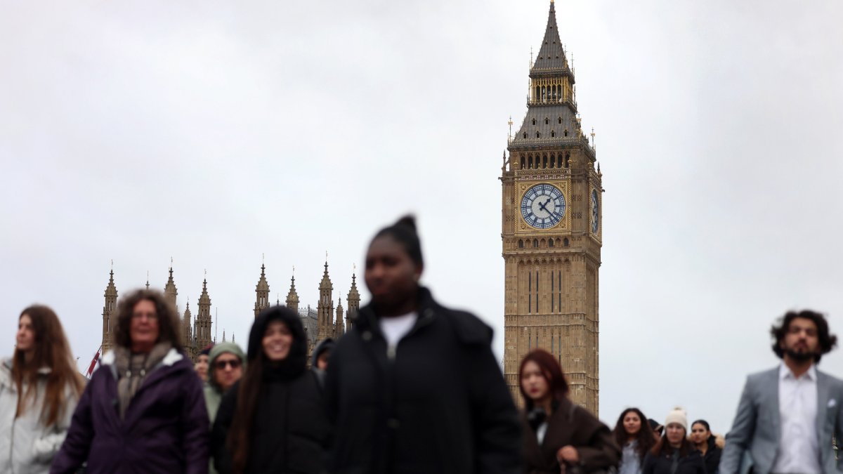 People walk over Westminster Bridge, London, U.K., Jan. 28, 2025. (EPA Photo)