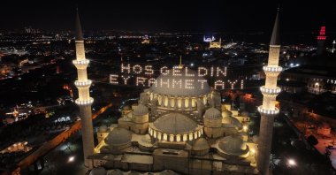 Mahya lights up the Süleymaniye Mosque with the message "Hoş Geldin Ey Rahmet Ayı," meaning "Welcome, O Month of Mercy," Istanbul, Türkiye, Feb. 25, 2025. (AA Photo)