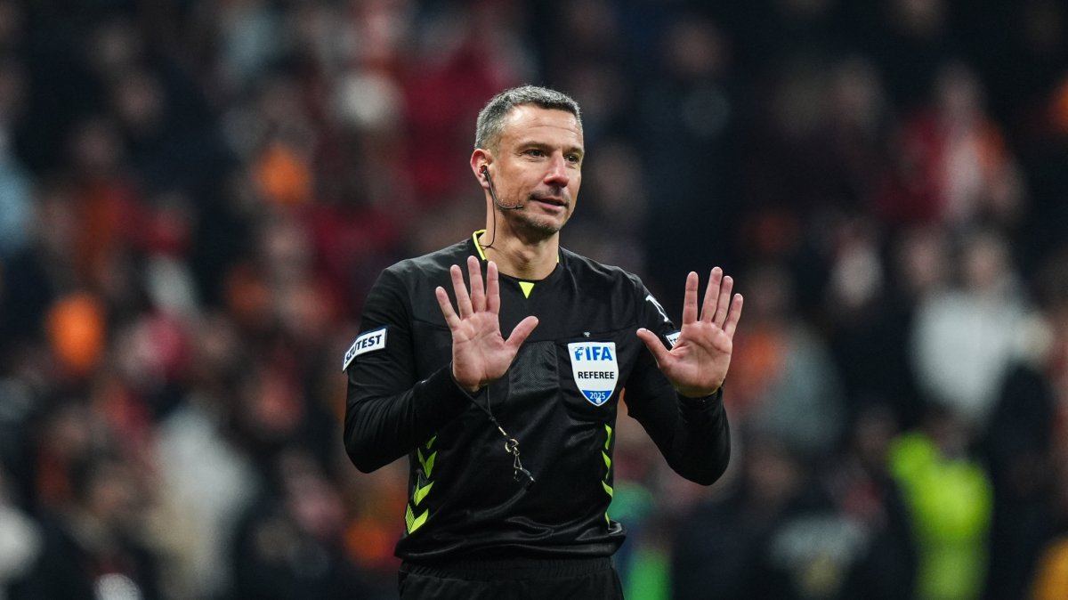 Slovenian referee Slavko Vincic gestures during the Süper Lig match between Galatasaray and Fenerbahçe, Istanbul, Türkiye, Feb. 24, 2025. (AA Photo)