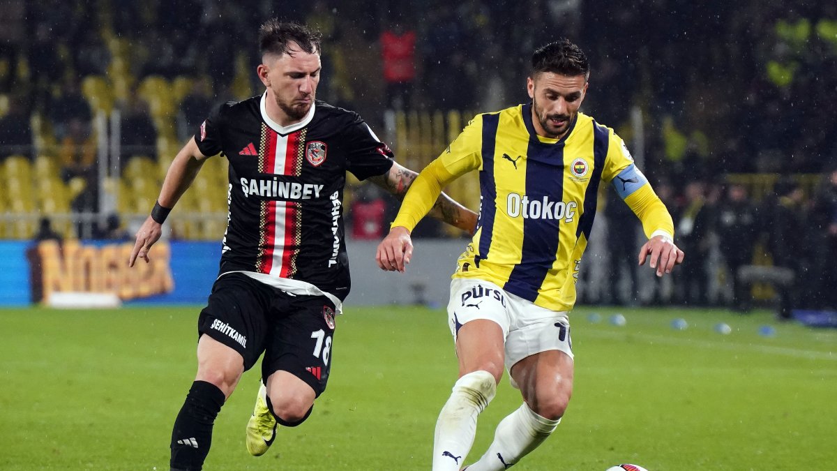Fenerbahçe's Dusan Tadic (R) in action with Gaziantep FK's Deian Sorescu at the Ülker Stadium, Istanbul, Türkiye, Dec. 2, 2025. (IHA Photo)