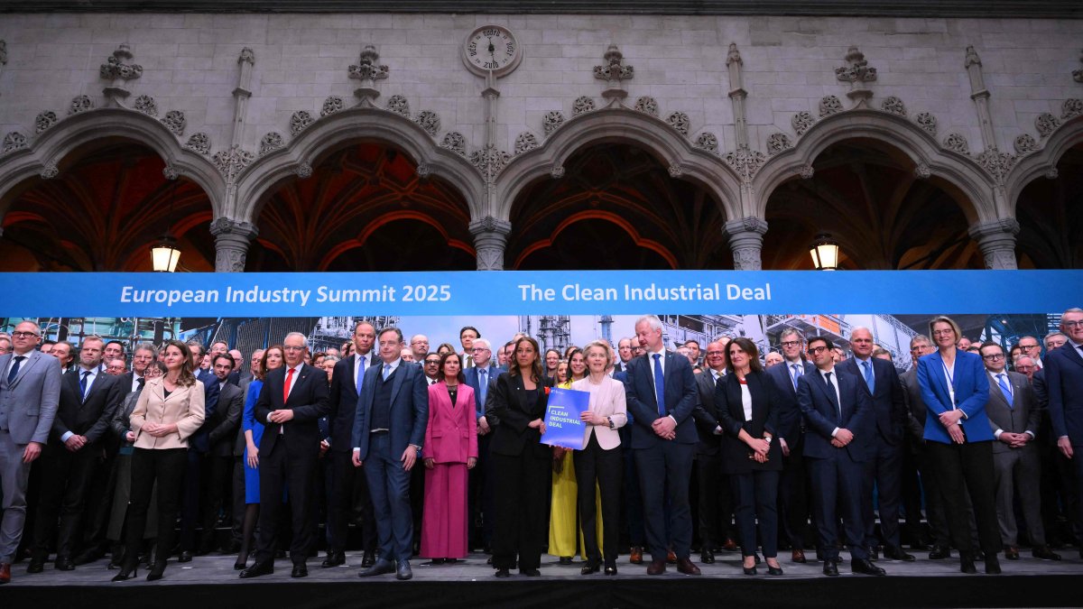 European Commission President Ursula von der Leyen (C) and Ilham Kadri (C-L), president of the European Chemical Industry Council (Cefic) and CEO of Syensqo, pose for a group picture and hold a folder reading “Clean Industrial Deal” during the European Industry Summit 2025, in Antwerp, Belgium, Feb. 26, 2025. (AFP Photo)