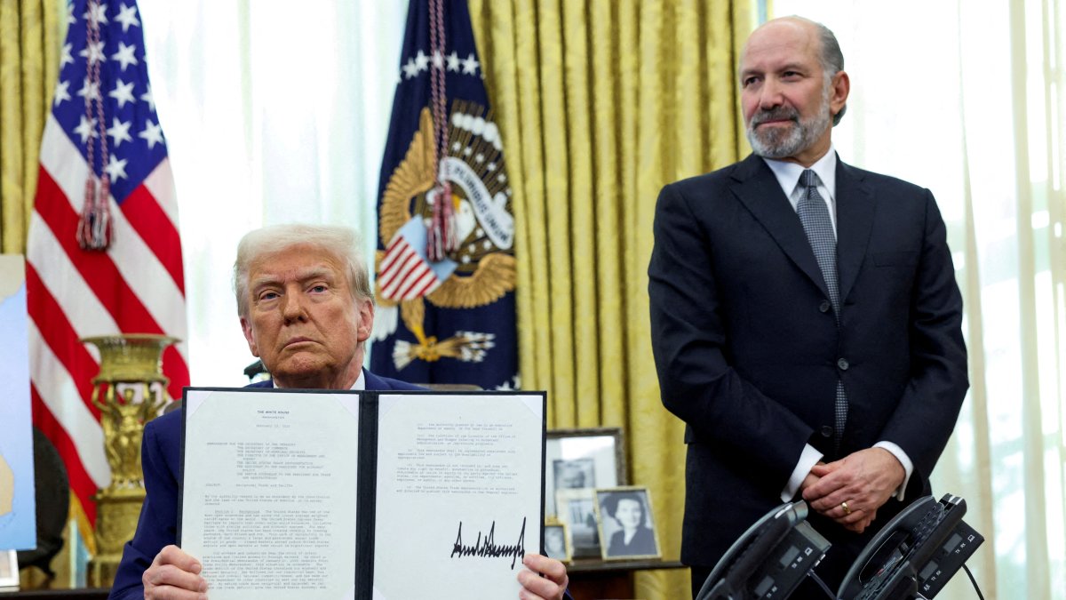 U.S. President Donald Trump holds an executive order about tariffs increase, flanked by U.S. Commerce Secretary Howard Lutnick, in the Oval Office of the White House in Washington, D.C.,  Feb. 13, 2025. (Reuters File Photo)