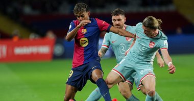 Barcelona&#039;s Lamine Yamal (L) vies for the ball with Atletico Madrid&#039;s Conor Gallagher during the Spanish Copa del Rey semifinal first leg football match at Estadi Olimpic Lluis Companys, Barcelona, Spain, Feb. 25, 2025. (AFP Photo)