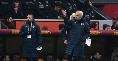 Fenerbahce's Portuguese head coach Jose Mourinho (C) gestures during the Turkish Süper lig football match between Galatasaray and Fenerbahçe at the Ali Samiyen Sport Complex stadium, Istanbul, Türkiye, Feb. 24, 2025. (AFP Photo)