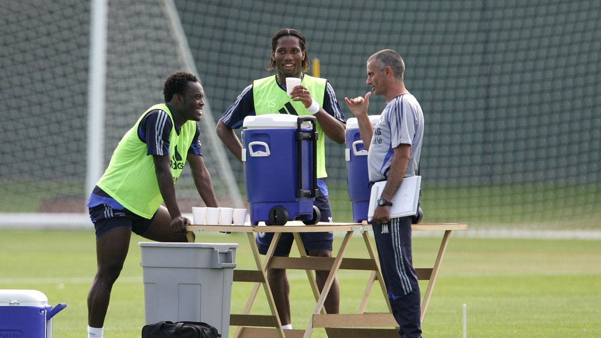 Chelsea&#039;s Didier Drogba (C) and Michael Essien (L) talk with manager Jose Mourinho during training, London, U.K., Jan. 1, 2008. (Getty Images Photo)