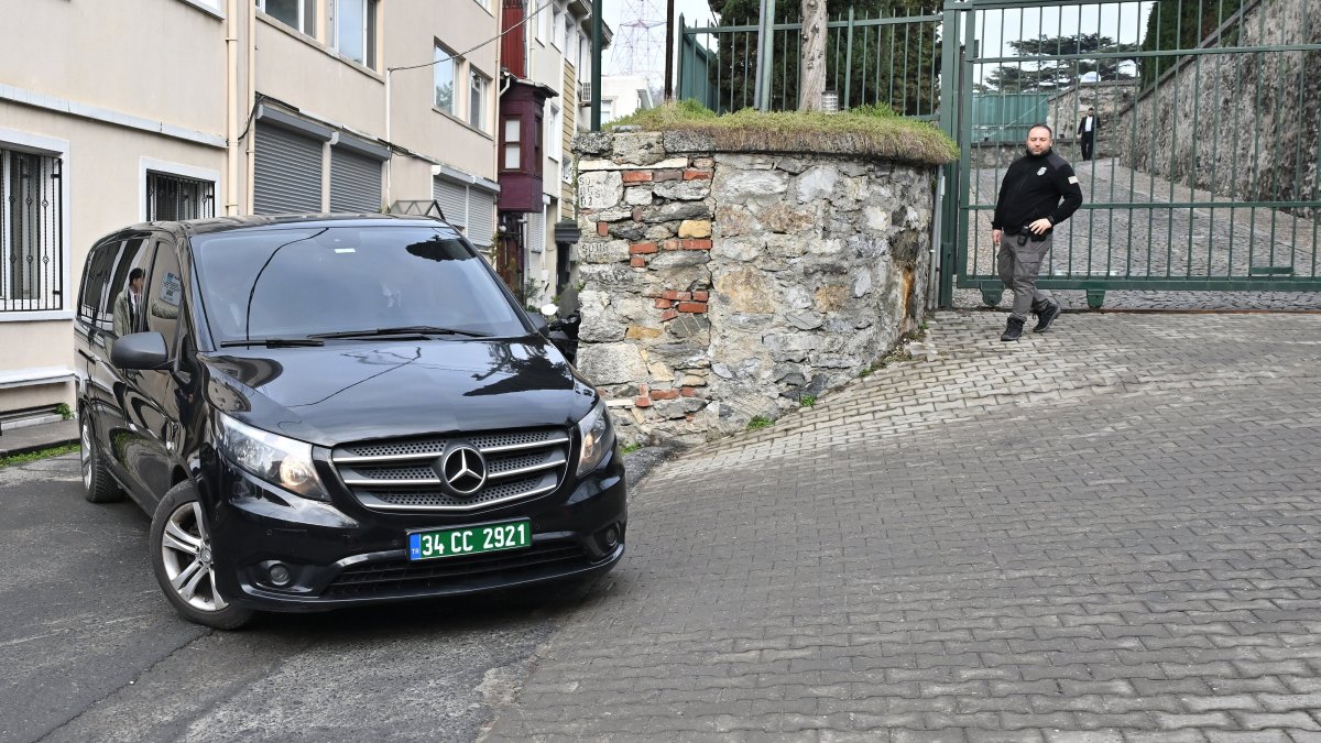 A vehicle carrying the Russian delegation arrives at the U.S. consul general&#039;s residence in Istanbul, Türkiye, Feb. 27, 2025. (AA Photo)