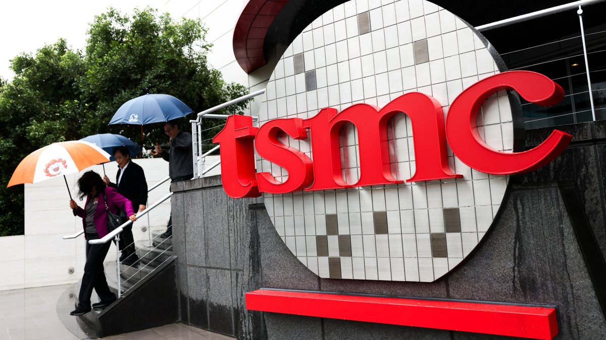 People walk beside Taiwan Semiconductor Manufacturing Company (TSMC) signage outside the company&#039;s Museum of Innovation at its headquarters, Hsinchu, Taiwan, Nov. 21, 2024. (AFP Photo)