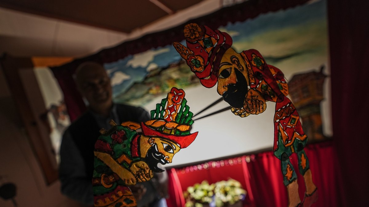 Characters of the traditional &quot;Karagöz and Hacivat&quot; shadow play, Bursa, Türkiye, Feb. 25, 2025. (AA Photo)