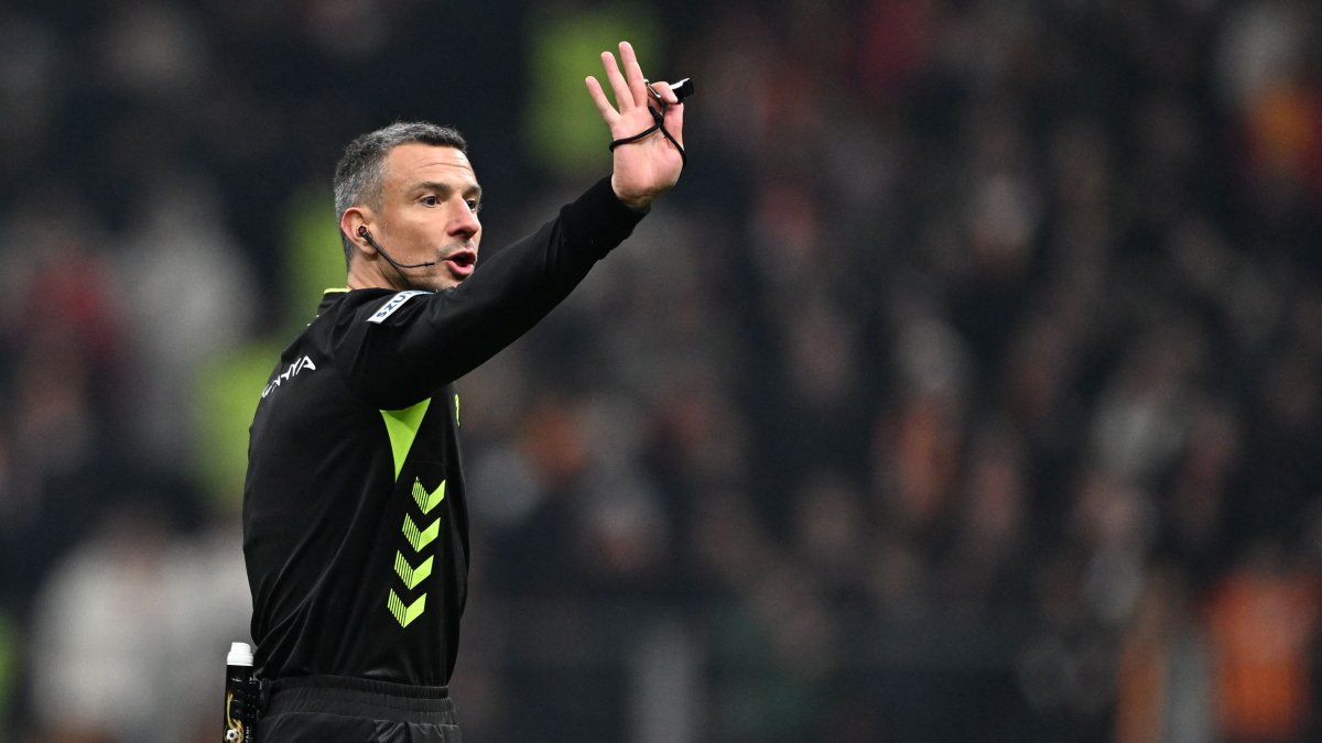 Slovenian referee Slavko Vincic gestures during the Süper Lig match between Galatasaray and Fenerbahçe, Istanbul, Türkiye, Feb. 24, 2025. (AA Photo)