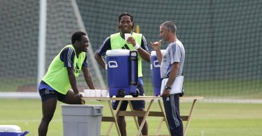 Chelsea's Didier Drogba (C) and Michael Essien (L) talk with manager Jose Mourinho during training, London, U.K., Jan. 1, 2008. (Getty Images Photo)
