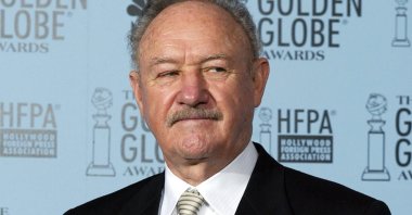 Actor Gene Hackman holds the Cecile B. DeMille Award at the 60th Annual Golden Globe Awards, Beverly Hills, California, U.S., Jan. 19, 2003. (AFP Photo)
