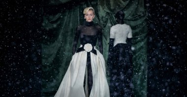 A model presents a creation for Richard Quinn&#039;s Autumn-Winter 2025-2026 collection fashion show during London Fashion Week, London, U.K., Feb. 21, 2025. (AFP Photo)