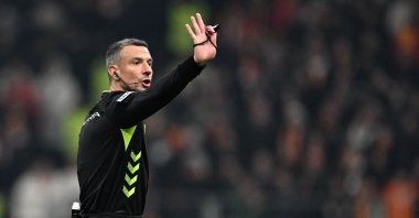 Slovenian referee Slavko Vincic gestures during the Süper Lig match between Galatasaray and Fenerbahçe, Istanbul, Türkiye, Feb. 24, 2025. (AA Photo)