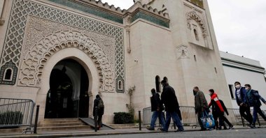 Muslims arrive at the Great Mosque of Paris for Friday prayers, France, Oct. 30, 2020. (AFP File Photo)