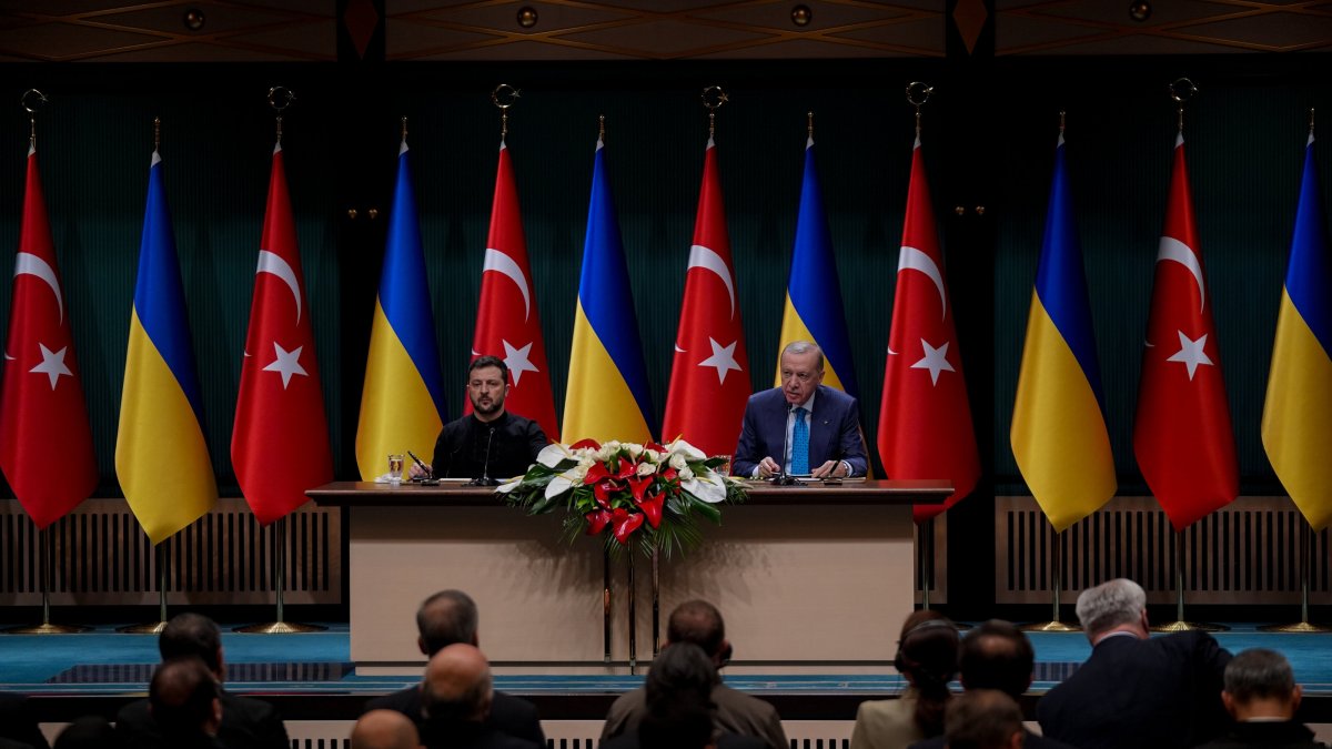 President Recep Tayyip Erdoğan (R) and Ukrainian President Volodymyr Zelenskyy (L) at the Presidential Complex, Ankara, Türkiye, Feb. 18, 2025. (AA Photo)