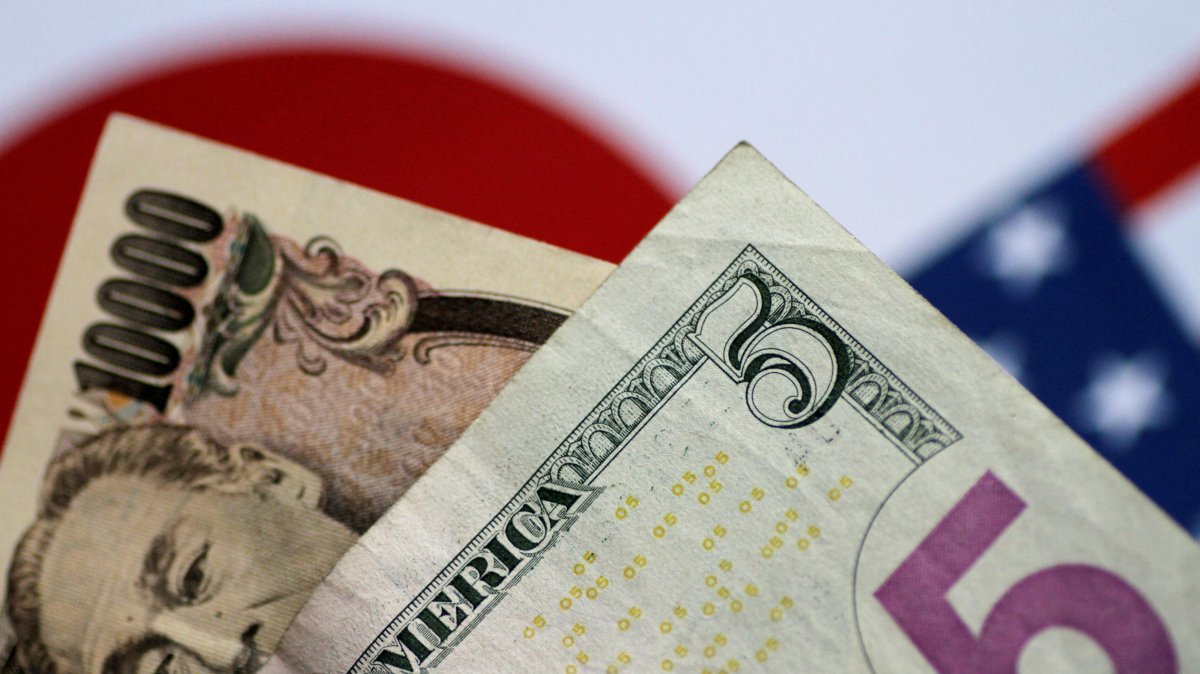 U.S. dollar and Japanese yen notes are seen in this picture illustration, June 2, 2017. (Reuters Photo)
