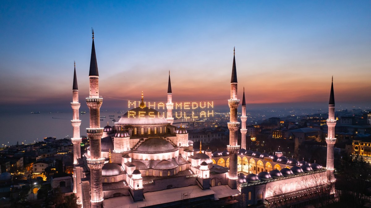 An aerial view of the historic Sultanahmet Mosque, Istanbul, Türkiye. (Shutterstock Photo)