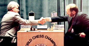 Russian-born chess master Boris Spassky (L) shakes hands with U.S. master Bobby Fischer at the beginning of their first match in the Hotel Maestral, Sveti Stefan, Montenegro, Sept. 2, 1992. (AFP Photo)