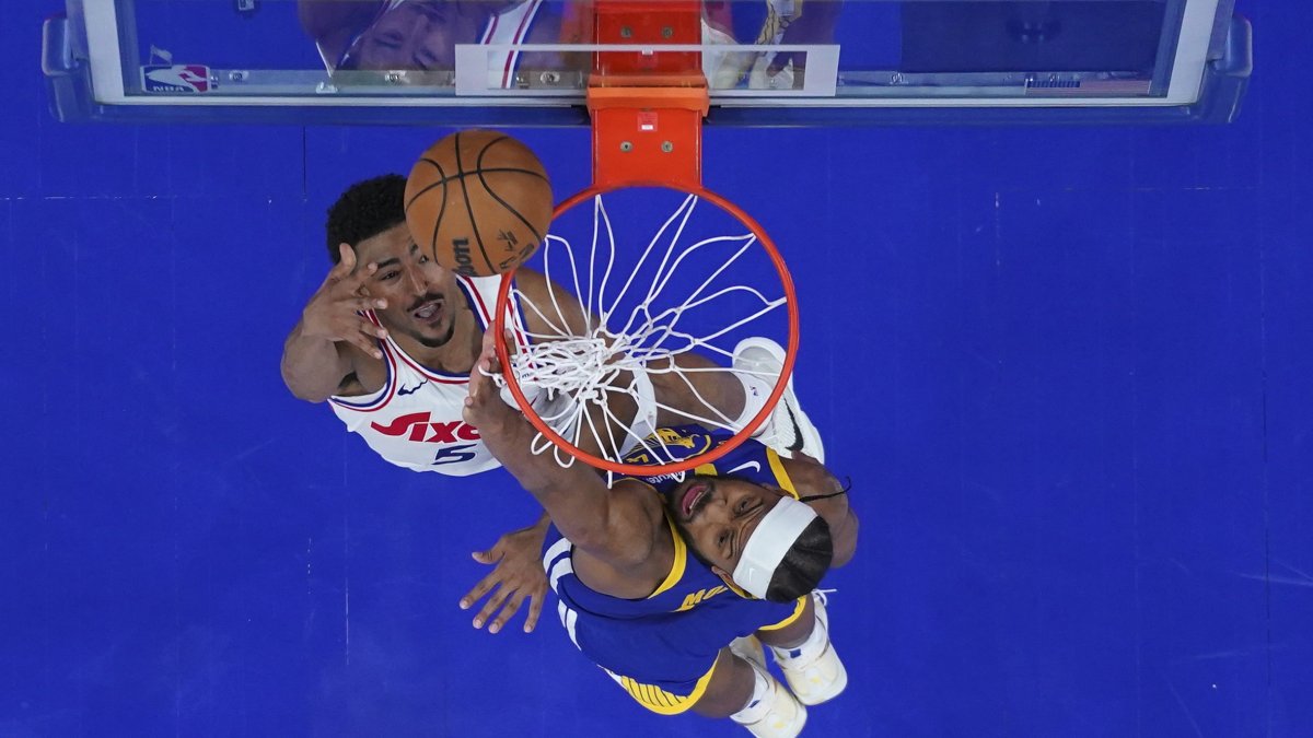 Sixers Quentin Grimes (L) goes up for a shot against Warriors&#039; Moses Moody during an NBA game in Philadelphia, U.S., March 1, 2025. (AP Photo)