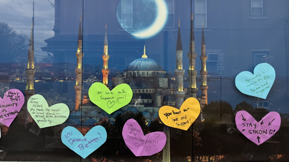 Messages of support are stuck to the window of the couple&#039;s shop in Haddon Township, New Jersey, U.S., March 1, 2025. (AA Photo)
