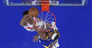 Sixers Quentin Grimes (L) goes up for a shot against Warriors&#039; Moses Moody during an NBA game in Philadelphia, U.S., March 1, 2025. (AP Photo)
