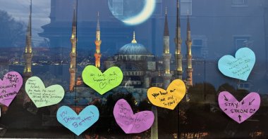 Messages of support are stuck to the window of the couple&#039;s shop in Haddon Township, New Jersey, U.S., March 1, 2025. (AA Photo)