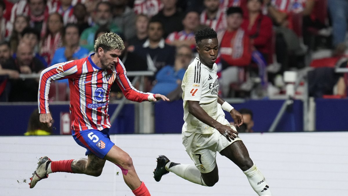 Real Madrid&#039;s Vinicius Junior (R) in action in front of Atletico Madrid&#039;s Rodrigo De Paul during the La Liga match at the Metropolitano stadium, Madrid, Spain, Sept. 29, 2024. (AP Photo)