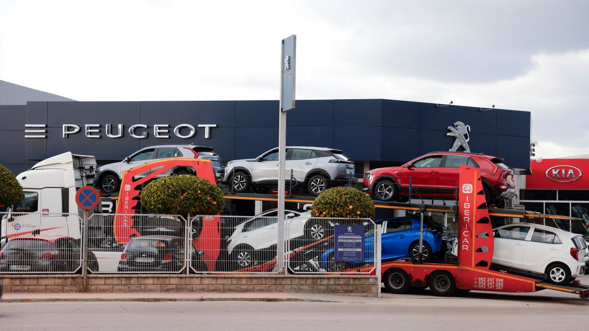 A transport truck carries new Peugeot and Kia cars, Ronda, Spain, Feb. 20, 2025. (Reuters Photo)