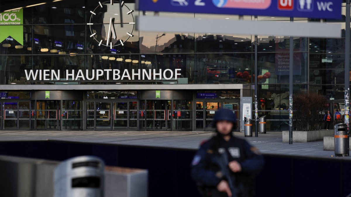 A police officer stands guard in front of Vienna central station, after it was closed due to an unspecified threat, according to the Austrian capital&#039;s police and national rail company OBB, in Vienna, Austria, March 3, 2025. (Reuters Photo)