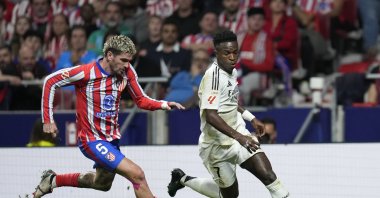 Real Madrid's Vinicius Junior (R) in action in front of Atletico Madrid's Rodrigo De Paul during the La Liga match at the Metropolitano stadium, Madrid, Spain, Sept. 29, 2024. (AP Photo)