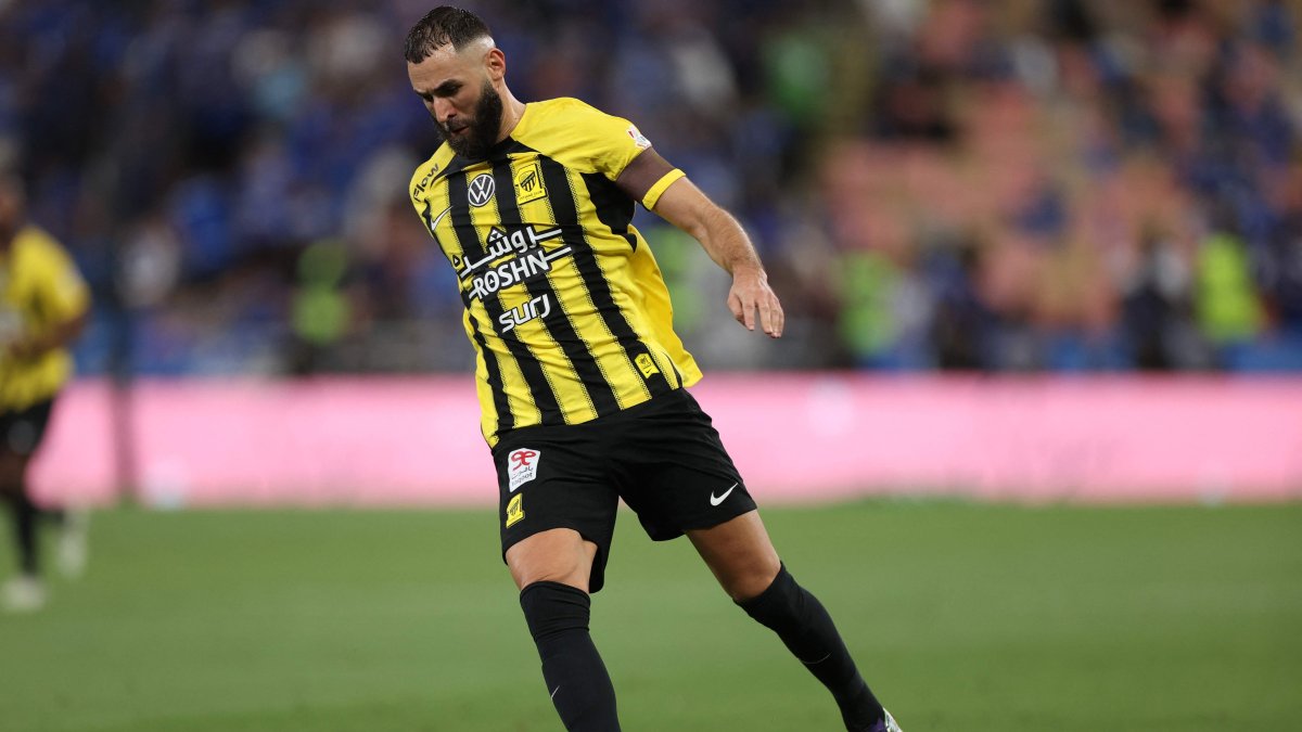 Al-Ittihad&#039;s Karim Benzema runs with the ball during the Saudi Pro League football match between Al-Ittihad and Al-Hilal at King Abdullah Sports City, Jeddah, Spain, Feb. 22, 2025. (AFP Photo)